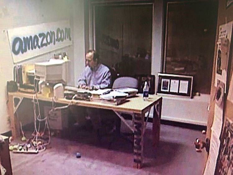Jeff Bezos no escritório da Amazon em 1999